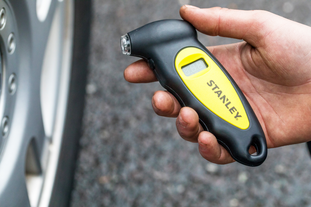 Digitální tlakoměr do pneumatik STANLEY Automotive s rozsahem 0–6,2 barů