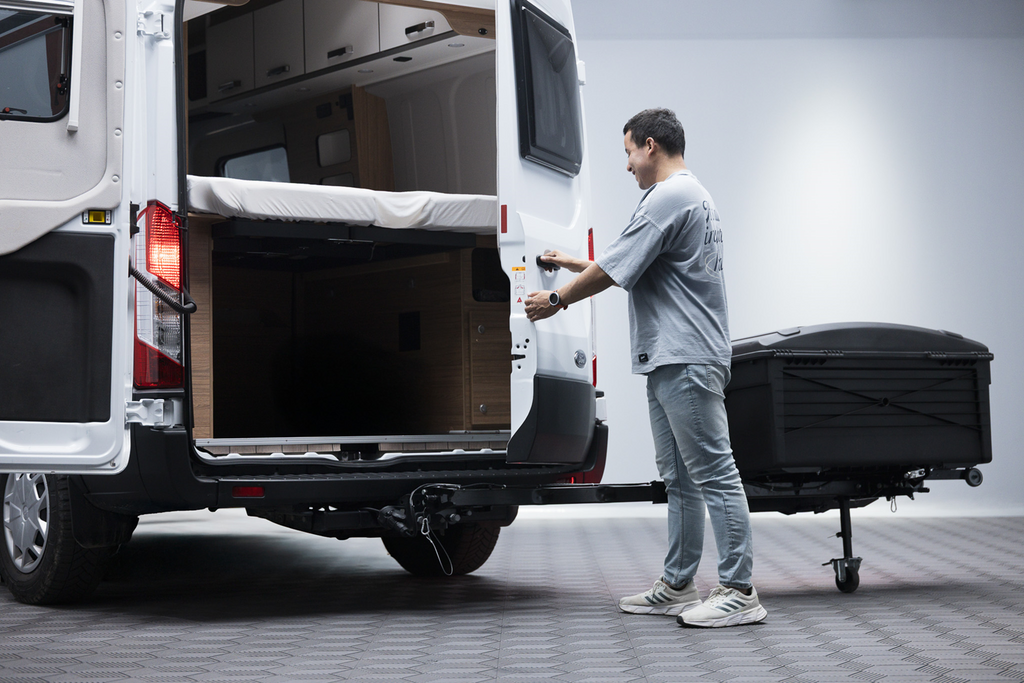 Tažné zařízení Camper Alpha černé LED (dlouhé) - box na zavazadla montovaný na tažné zařízení