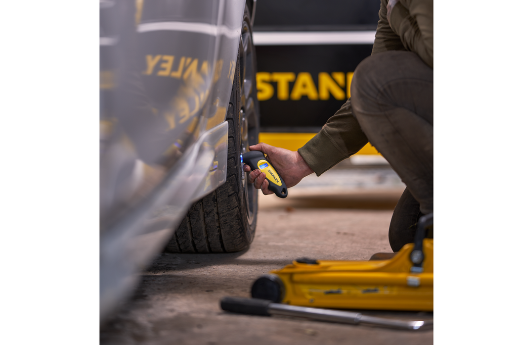 Digitální tlakoměr do pneumatik STANLEY Automotive s rozsahem 0–6,2 barů