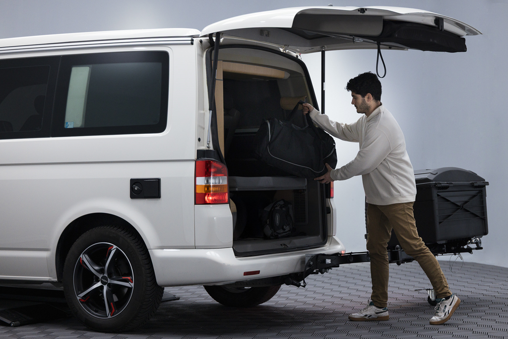 Tažné zařízení Camper Alpha černé LED (krátké) - box na zavazadla montovaný na tažné zařízení