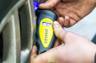 Digitální tlakoměr do pneumatik STANLEY Automotive s rozsahem 0–6,2 barů