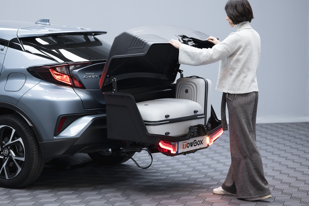 Tažné zařízení Alpha urban black - box na zavazadla montovaný na tažné zařízení