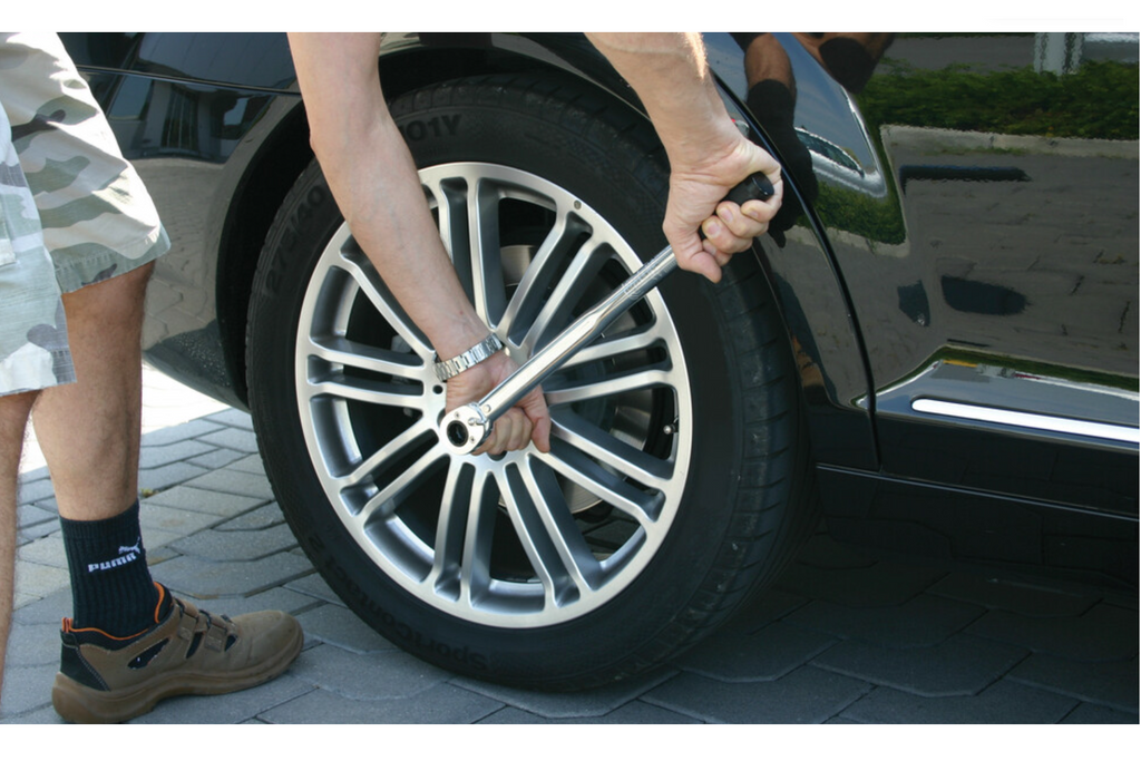 Momentový klíč LAMPA 1/2" 28-210Nm klíč na kola automobilu