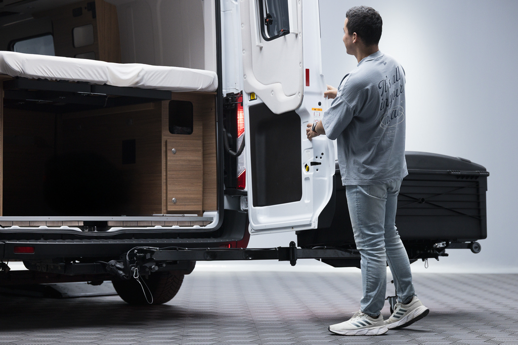 Tažné zařízení Camper Alpha černé LED (dlouhé) - box na zavazadla montovaný na tažné zařízení