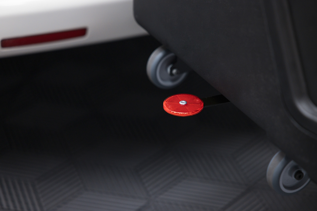 Tažné zařízení Camper Alpha černé LED (krátké) - box na zavazadla montovaný na tažné zařízení