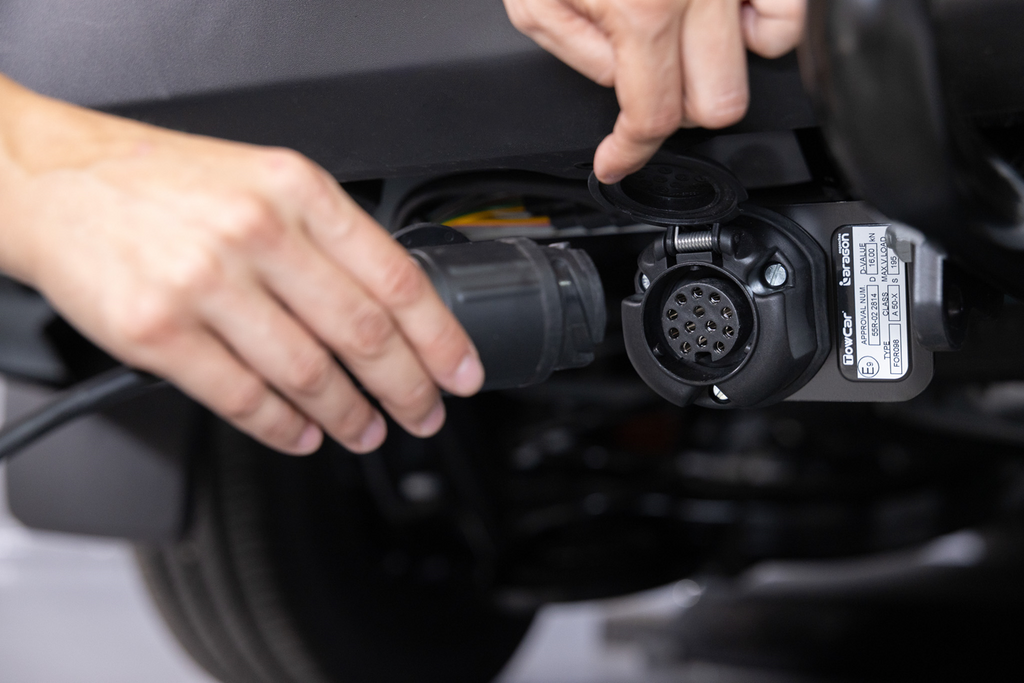 Tažné zařízení Camper Alpha černé LED (dlouhé) - box na zavazadla montovaný na tažné zařízení