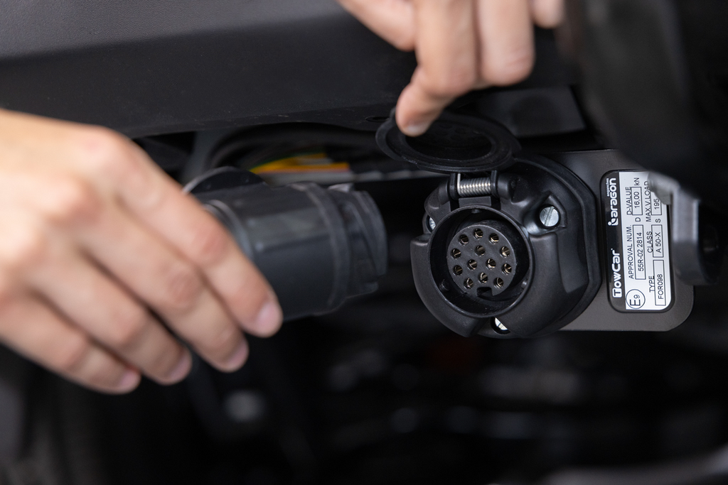 Tažné zařízení Alpha urban black - box na zavazadla montovaný na tažné zařízení