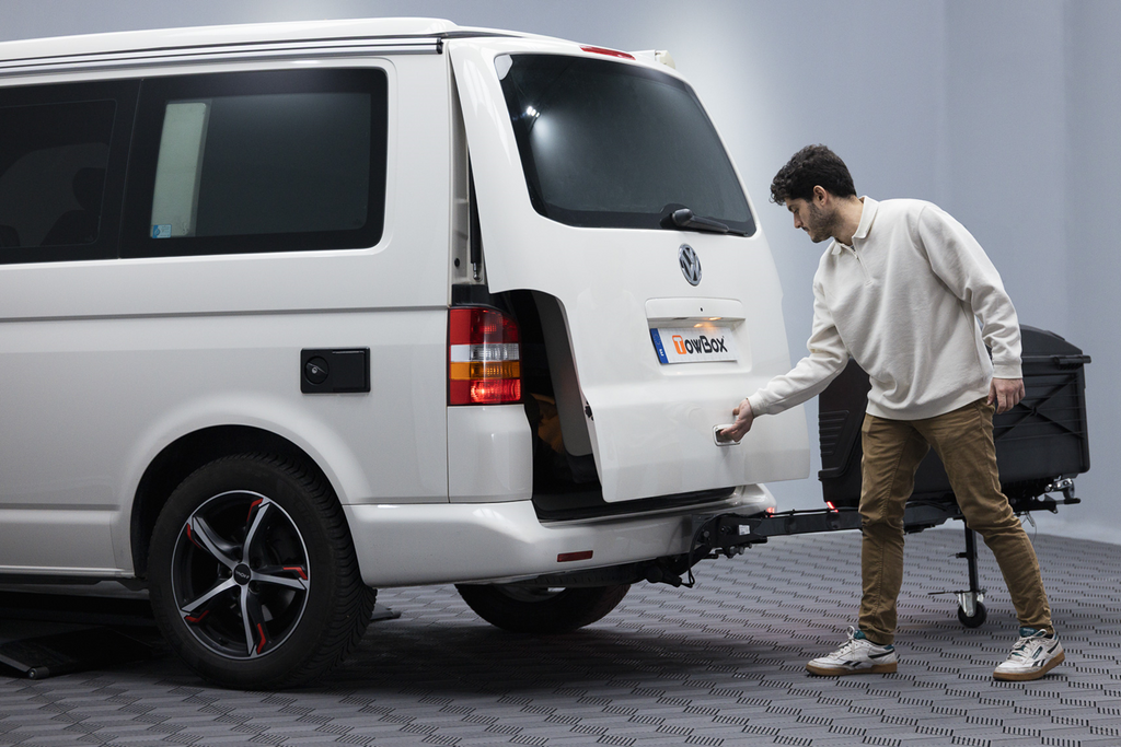 Tažné zařízení Camper Alpha černé LED (krátké) - box na zavazadla montovaný na tažné zařízení