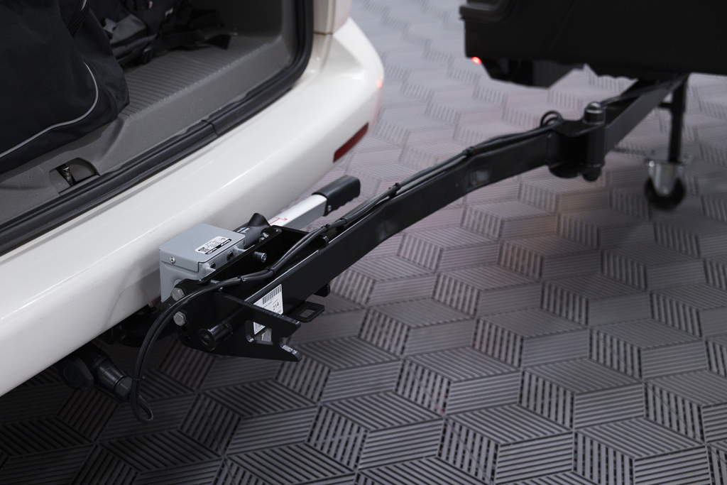 Tažné zařízení Camper Alpha černé LED (krátké) - box na zavazadla montovaný na tažné zařízení