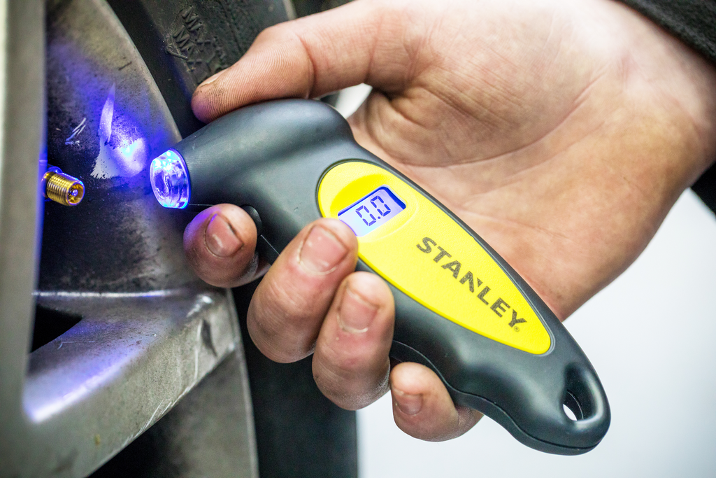 Digitální tlakoměr do pneumatik STANLEY Automotive s rozsahem 0–6,2 barů
