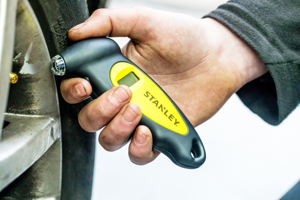 Digitální tlakoměr do pneumatik STANLEY Automotive s rozsahem 0–6,2 barů